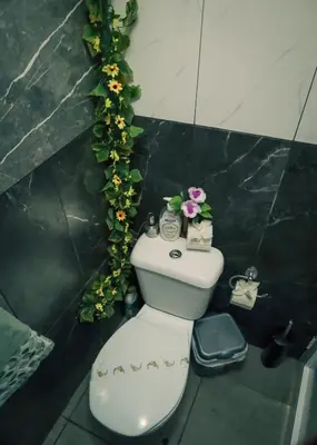 a bathroom with a toilet with flowers on it at Los Amantes de la naturaleza. in Salão
