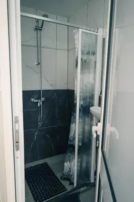 a bathroom with a shower with a glass door at Los Amantes de la naturaleza. in Salão