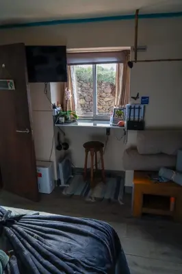 a living room with a window and a couch at Los Amantes de la naturaleza. in Salão