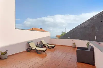 a living room with a couch and a tv at Moradia Casa Feliz in Santa Cruz
