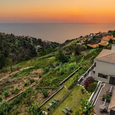 Meerblick - 3-Bett Villa mit Terrassen & Hot-Tub