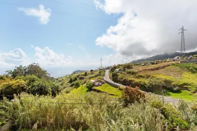 a road on the side of a hill at Apartamento Maria in Canhas