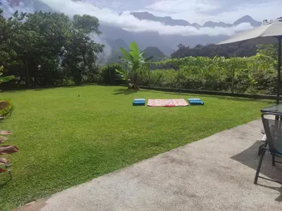 a yard with a blanket on the grass at CASA GIRASSOL 