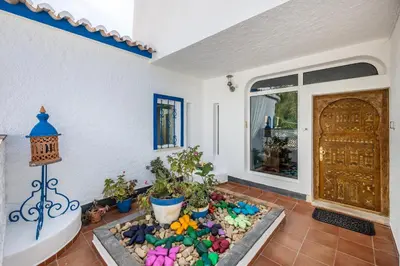 a garden in theoyer of a house at Casa Azul in Luz