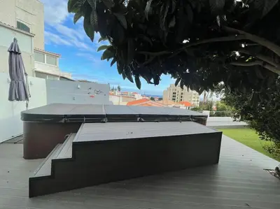a hot tub sitting on the side of a balcony at Casa do Til, central Funchal in Funchal