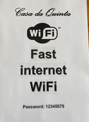 a white sign with the words fast internet wifi at Casa da Quinta in Funchal