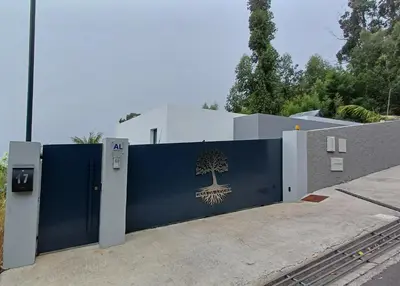 a blue gate with a tree sign on it at Casa da Arvore im Eukalyptuswald in Cova do Moirão