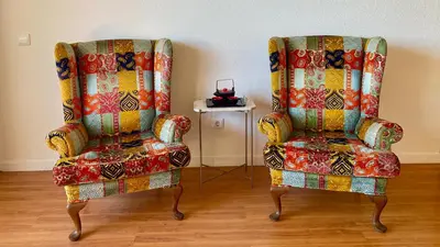 two chairs sitting next to each other in a room at Casa ideal para famílias com vista mar desafogada in Funchal
