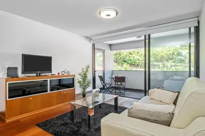 a living room with a couch and a tv at EDU FLAT in Machico