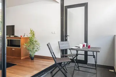 a dining room with a table and chairs and a tv at EDU FLAT in Machico