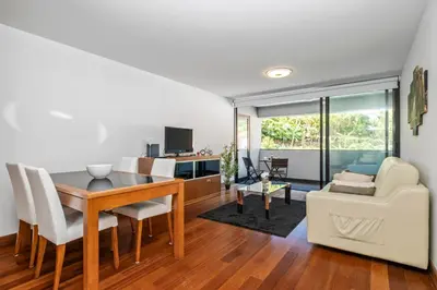 a living room with a dining room table and a couch at EDU FLAT in Machico