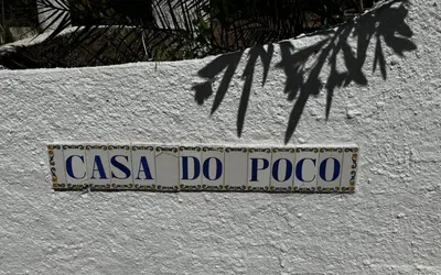 a sign that says casa do popo on a wall at Casa do Poço in Burgau