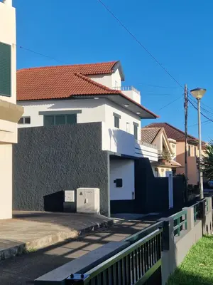 a house with a fence in front of it at Villa Vista Norte in Porto Moniz