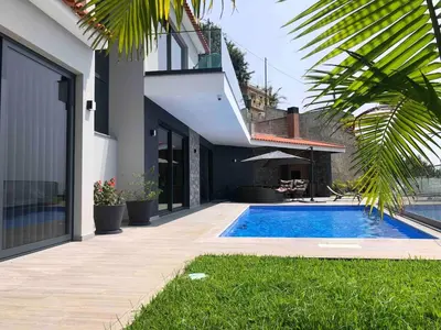 a swimming pool in the backyard of a house at Villa Sol e Mar in Ribeira Brava