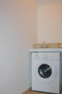 a washing machine in a corner of a room at Lugar dos Louros 1 in Estreito da Calheta