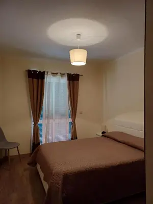 a bedroom with a bed and a window at O Nosso Recanto in Machico