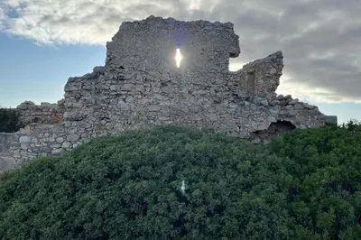 an old stone building sitting on top of a hill at Casa Vento Budens in Budens