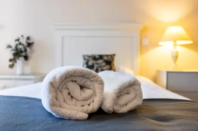 a pair of towels sitting on top of a bed at Casa Keira in Luz