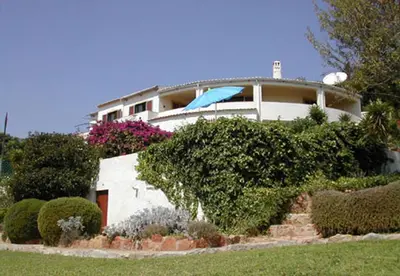 a house with a bunch of bushes in front of it at LGS32V5 moradia grande conforto, lugar sossegado in Lagos