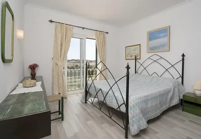 a bedroom with a bed and a window at LGS32V5 moradia grande conforto, lugar sossegado in Lagos