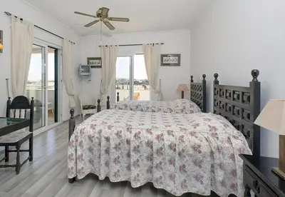 a bedroom with a bed and a ceiling fan at LGS32V3 moradia de grande conforto in Lagos