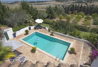 an overhead view of a swimming pool in a backyard at LGS32V3 moradia de grande conforto in Lagos
