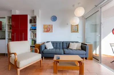 a living room with a blue couch and a table at Casa da Irene - A047 in Luz