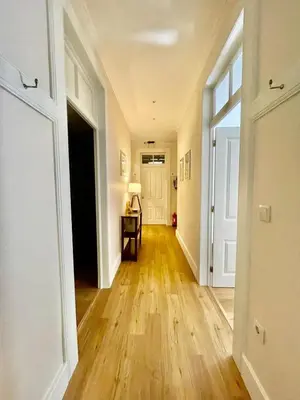 an empty hallway of a home with a hard wood floor at Quartos privados - Quinta da Paz in Santa Cruz