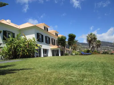 a large house with a large yard at Quinta Alegre in Calheta