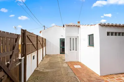 a white house with a gate and a fence at Da Casa Sesta in Sagres