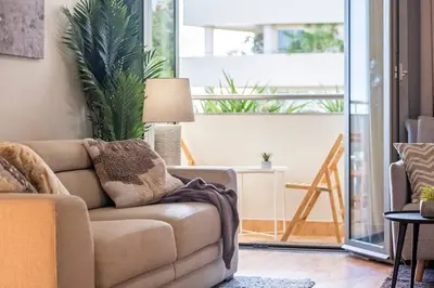 a living room with a couch and a lamp at SUPER Cliff in Funchal