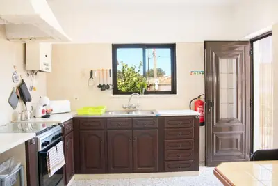 a kitchen with a sink and a window at Casa Bellarosa in Raposeira