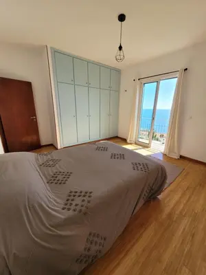 a bedroom with a bed with a view of the ocean at Maison avec vue exceptionnelle sur l'océan - 5 mn du centre ville in Santa Cruz