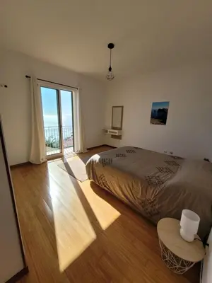 a bedroom with a bed and a large window at Maison avec vue exceptionnelle sur l'océan - 5 mn du centre ville in Santa Cruz