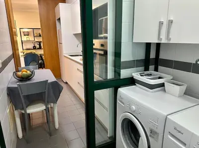 a kitchen with a washing machine in a kitchen at SUPER Anadia - Turquesa in Funchal