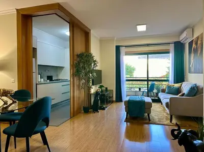 a living room with a couch a table and a kitchen at SUPER Anadia - Turquesa in Funchal