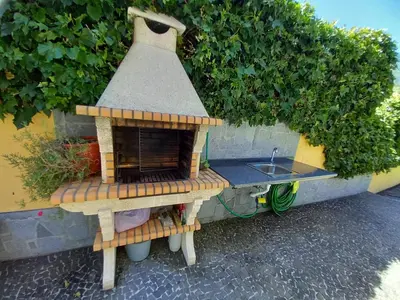 a model of a play kitchen with a sink at Refúgio do Limoeiro in São Vicente