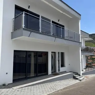 B - BEAUTIFUL 2 Bedroom Modern Townhouse with Private Parking