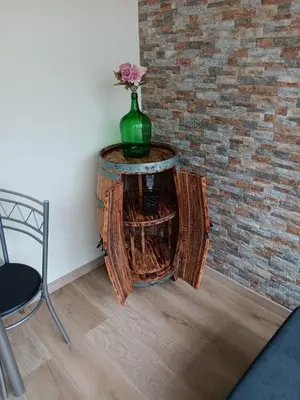 a green vase sitting on top of a wooden table at House Luís Ornelas in Fajã do Mar