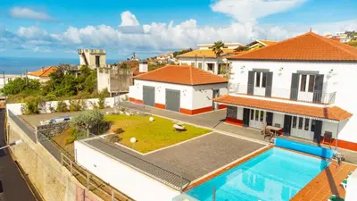 an aerial view of a house with a swimming pool at Casa Pereira in Relógio do Poiso