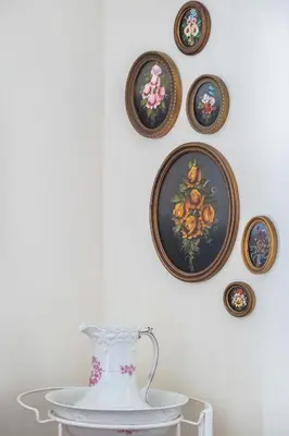 a group of plates on a wall with a vase on a table at Casa Grande da Camélia in São Vicente
