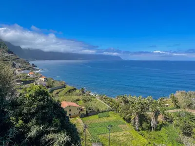 a rope tied to a house with a view of the ocean at Casa Do Pico in São Vicente