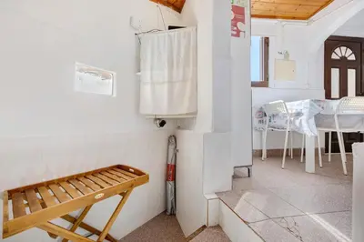 a room with a bench next to a table at Abrigo do Pescador in Aljezur