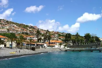 a view of a beach with houses on a hill at Olá Mar in Santa Cruz