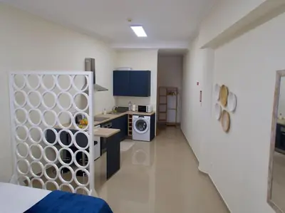 a small room with a kitchen with a washing machine at Olá Mar in Santa Cruz