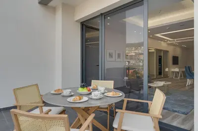 a dining room with a table and chairs at Torre Palace I by Atlantic Holiday in Câmara de Lobos
