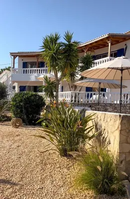 a dining room with a wooden table and chairs at Exklusive Luxusvilla - Meerblick - beheizter Pool in Mato Porcas