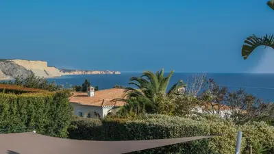 a house with a view of the ocean at Vivenda Kristina in Luz