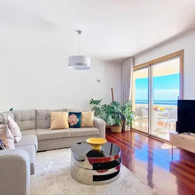 Glorious Apartment by LovelyStay