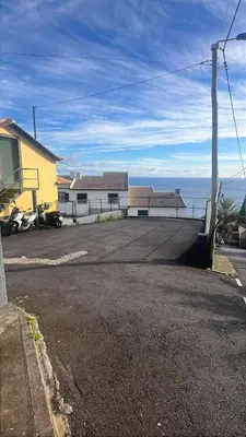 an empty street in front of a house at Betty House. in Santa Cruz